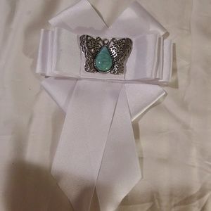 Bow brooches